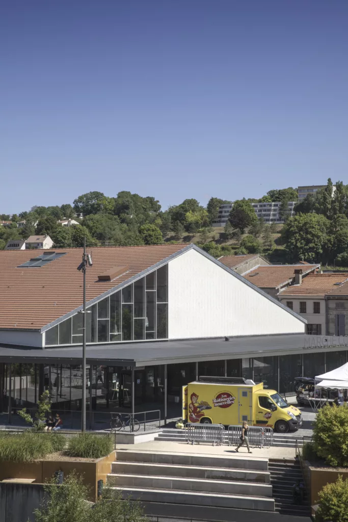 Marché couvert et place publique