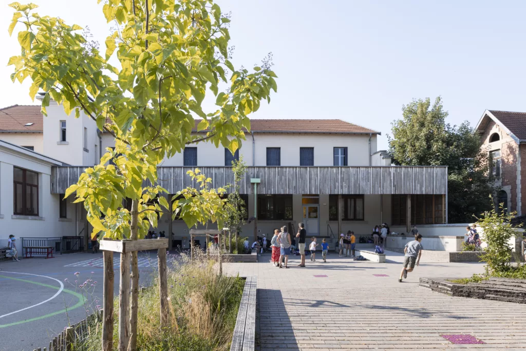 Construction d&rsquo;un préau et mise en accessibilité / école Jules Ferry