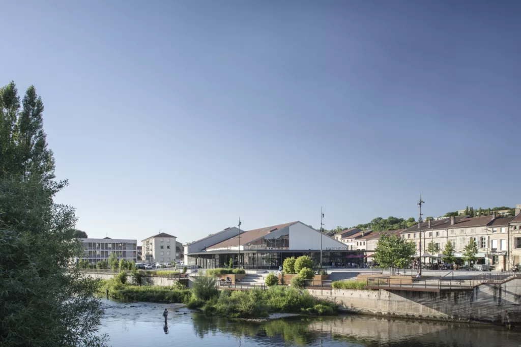 Marché couvert et place publique