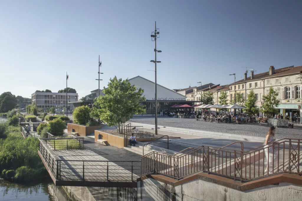 Marché couvert et place publique