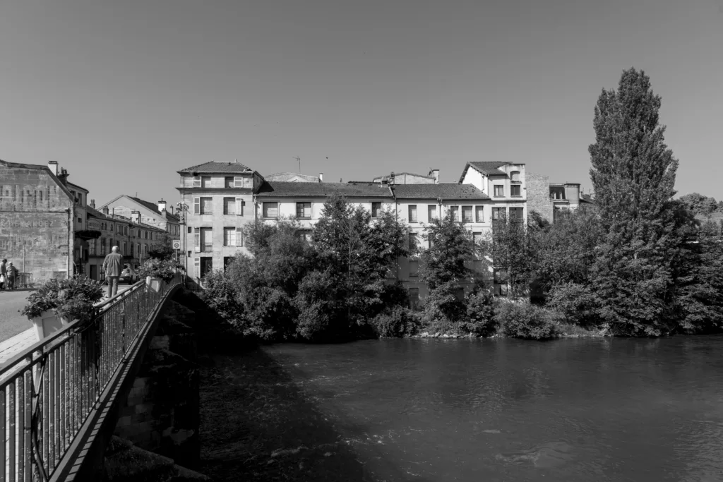 Restructuration d&rsquo;un îlot urbain avec logements et commerces