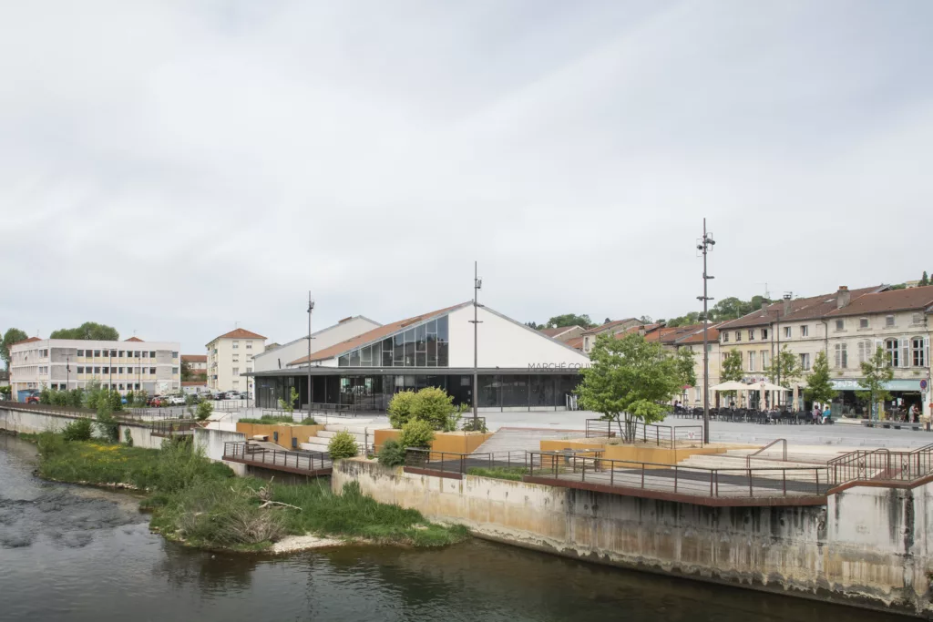 Marché couvert et place publique
