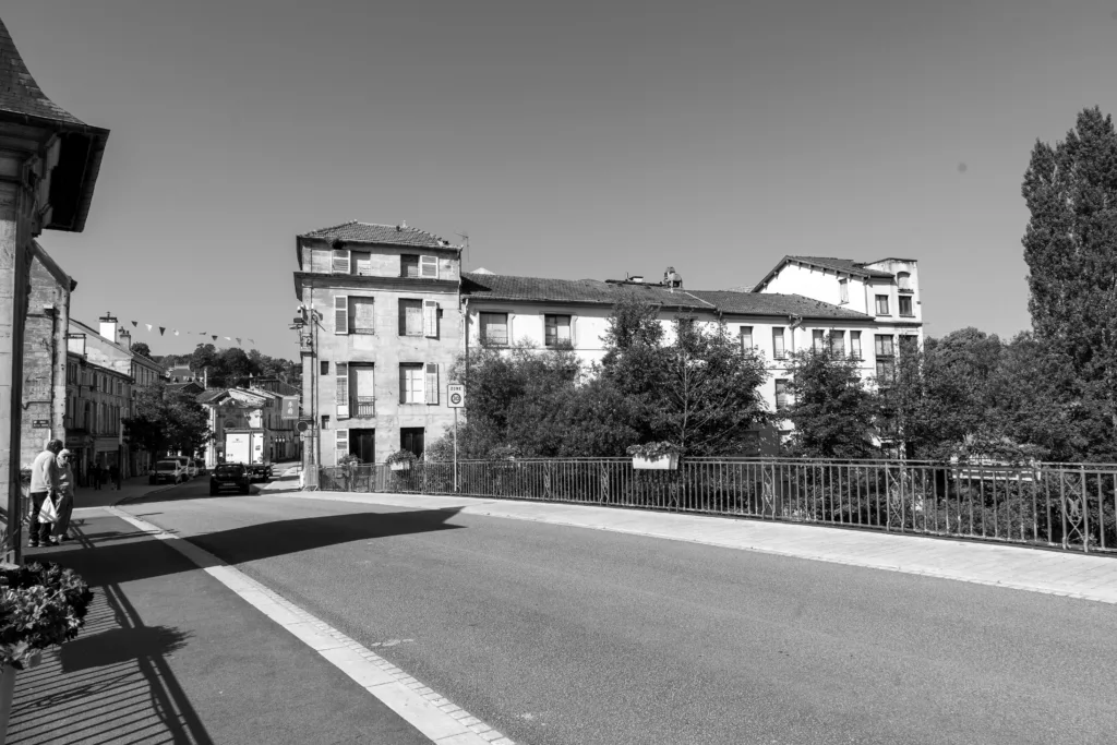 Restructuration d&rsquo;un îlot urbain avec logements et commerces