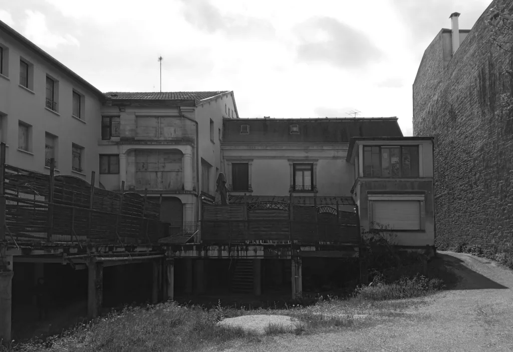 Restructuration d&rsquo;un îlot urbain avec logements et commerces