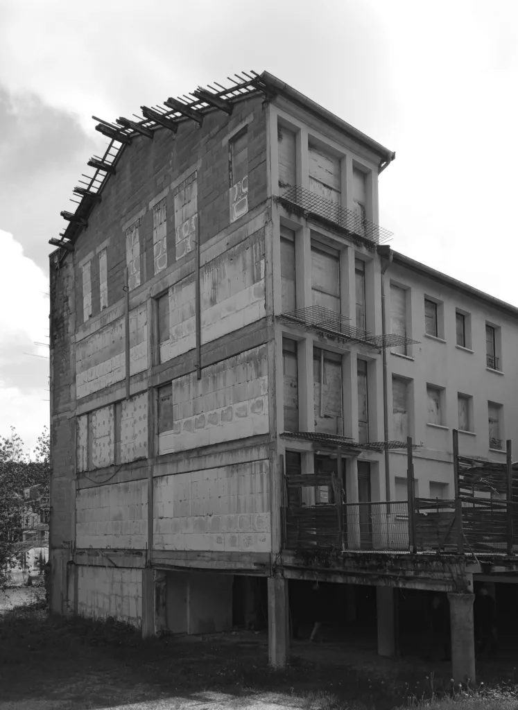 Restructuration d&rsquo;un îlot urbain avec logements et commerces