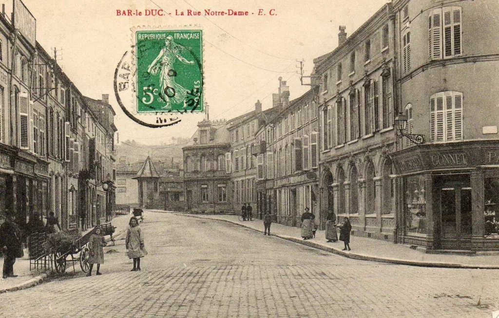 Restructuration d&rsquo;un îlot urbain avec logements et commerces